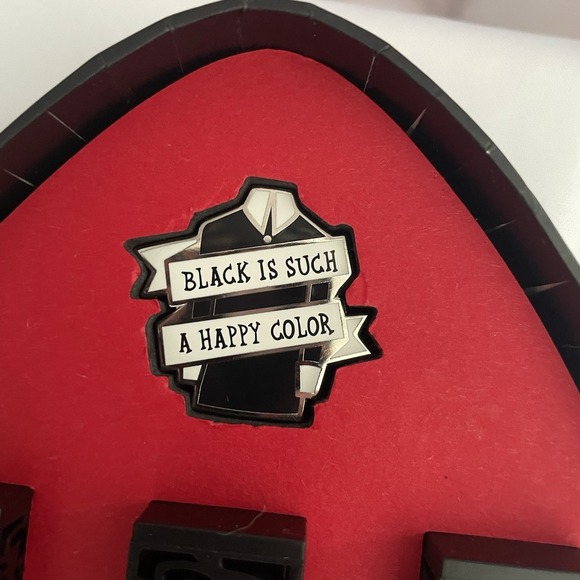 HIPDOT x Addams Family Limited Edition Makeup Set 3 Lipsticks Pin And Eyeshadow - Picture 9 of 15